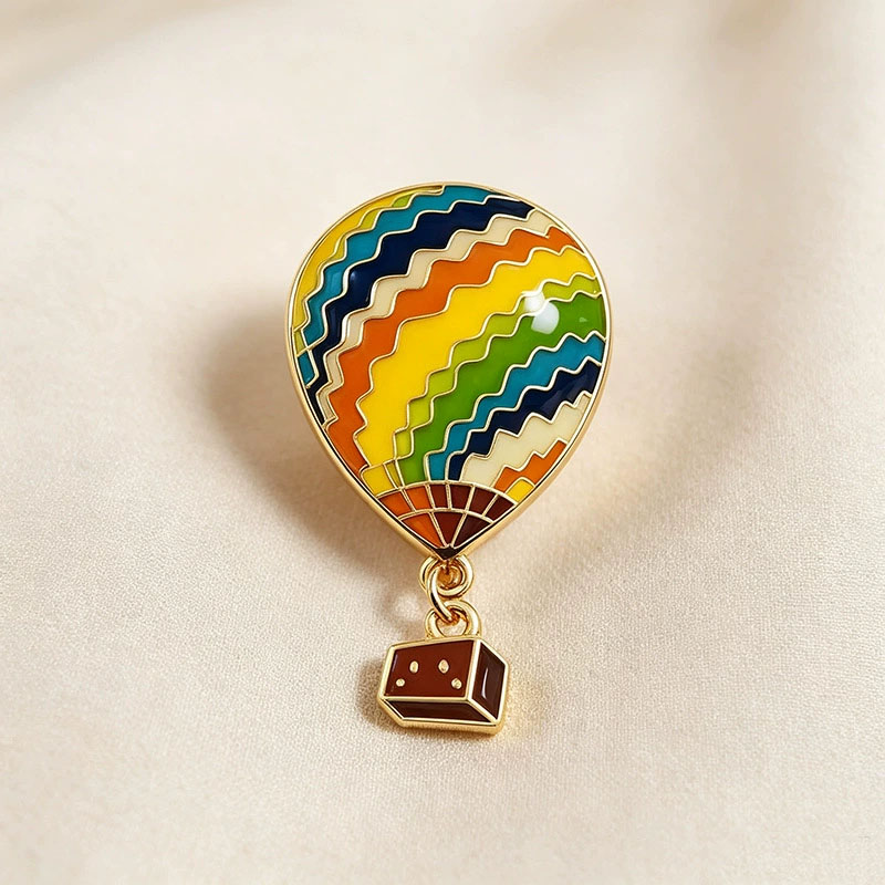 Embroidery Bali - เข็มกลัดโลหะรูปบอลลูนลมร้อน สินค้าที่ระลึกจากอัลบั้มช่วงทองของเหล่าเซเลบริตี้ อุปกรณ์เสริมสำหรับแฟนคลับ เข็มกลัด เครื่องประดับเสื้อผ้า ของขวัญ