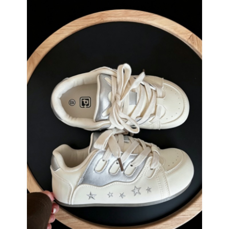 Embroidery White - รองเท้าผ้าใบสีทูโทนสำหรับสาวหวาน ตกแต่งลายปักดาว ผูกเชือก สีครีม-ขาวและเงิน หัวรองเท้าทรงกลม น้ำหนักเบา