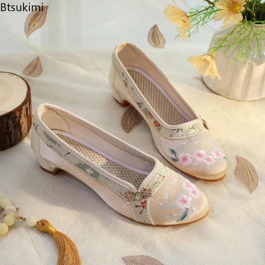 Embroidery Shoes - รองเท้าผู้หญิงสไตล์ชาติพันธุ์ปี 2026 รองเท้าผ้าปักลายแบบปักกิ่งโบราณ รองเท้าลำลองเรียบง่ายสไตล์เรโทร ชุดกี่เพ้า ฮั่นฝู
