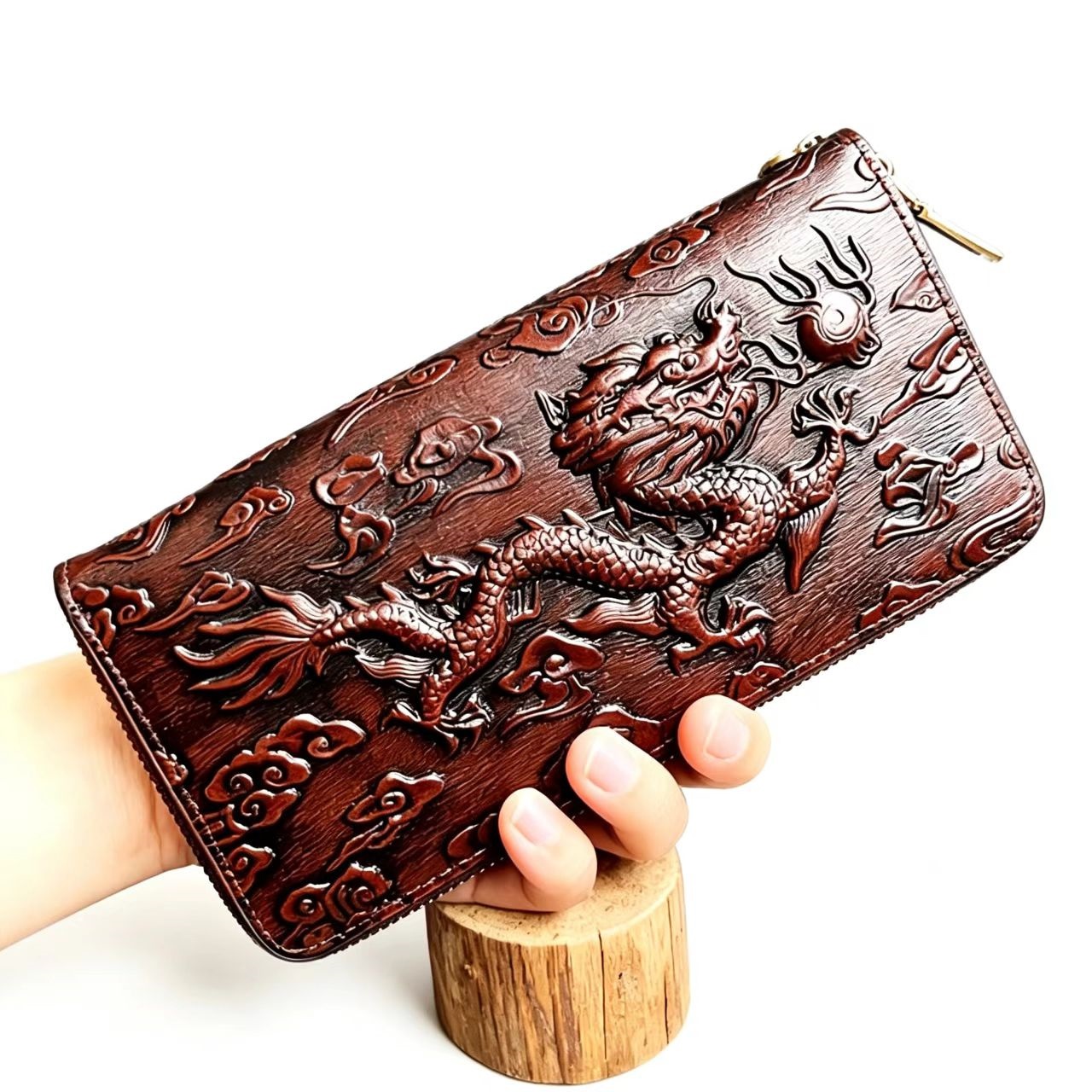 Embroidery Wallet - กระเป๋าสตางค์หนังแท้ลายมังกรจีน 3 มิติ กระเป๋าสตางค์ยาวทำมือ หนังวัวสีน้ำตาล ซิปคลัทช์