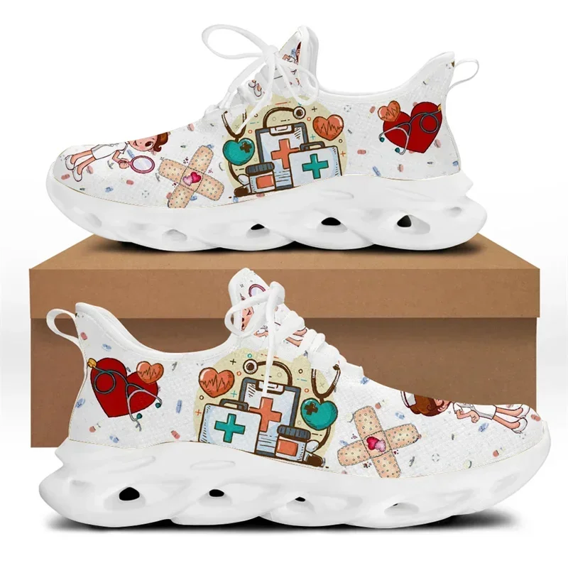 Embroidery White - รองเท้าพยาบาลสีขาวสำหรับผู้หญิง ลายการ์ตูนน่ารัก รองเท้าผ้าใบสำหรับพยาบาล ดีไซน์แบรนด์ ลายพิมพ์ทางการแพทย์ น้ำหนักเบา
