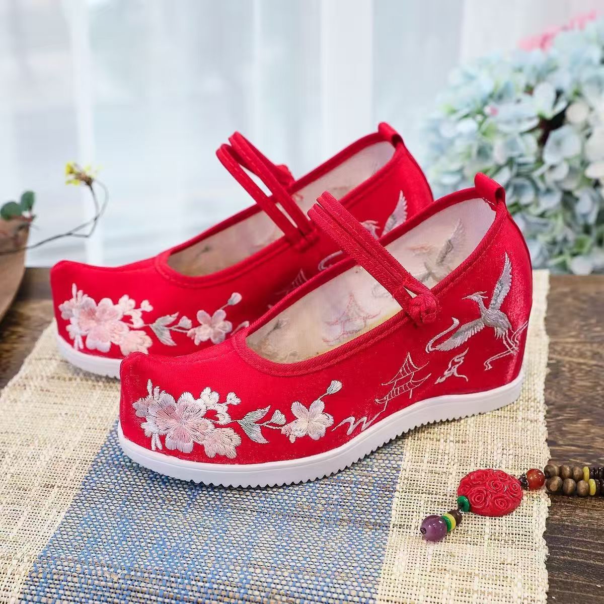 รองเท้าผู้หญิงแบบมีปักลายด้านใ - Embroidery Shoes บทวิจารณ์และราคา